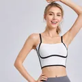 Soutien-gorge de sport yoga blanc avec liseré noir, bretelles réglables et rembourrage - S / Hauts / Blanc