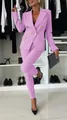 Eleganter lavendelfarbener Damenanzug mit tailliertem Blazer und passender langer Hose - Rosa