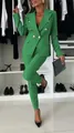 Eleganter grüner, schmal geschnittener, zweireihiger Blazer und Anzughose für Damen - Grün