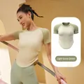 Eng anliegendes Yoga-T-Shirt mit hoher Elastizität und Raffung in Hellgrün - S / Oberteile / Grasgrün