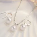 Elegantes Perlen-Schmuckset mit Box-Halskette und Creolen-Ohrringen in Nahaufnahme. - Creole Perle Stil / Silber