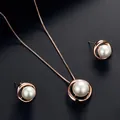 Elegantes Set aus Roségold mit rundem Perlenanhänger und passenden Perlenohrsteckern. - Unregelmäßiger Creolen Perlenstil / Roségold