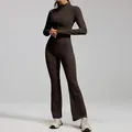 Schlankes Maillard-braunes Yoga-Set mit Reißverschlussjacke und passender Schlaghose - Destillierter Kaffee