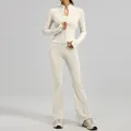 Professionelles beiges Yoga-Set mit Reißverschlussjacke und ausgestellter Hose. - Elfenbein