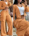Detalle del conjunto cargo naranja de dos piezas con cárdigan y pantalón ancho. - Naranja
