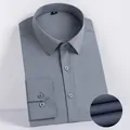 Chemise habillée grise à manches longues pour hommes avec gros plan sur le tissu - Gris