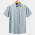 Elegante camicia casual a maniche corte da uomo in un raffinato colore blu grigio - verde-grigio