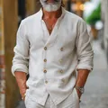 Détail d'une chemise en lin à double boutonnage pour hommes avec col montant beige - S / Hauts / Blanc Cassé