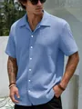 Primo piano di camicia azzurra da uomo a maniche corte con trama increspata e colletto - Taglia S / Top / Blu