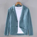 Vue détaillée d'un blazer décontracté bleu clair en coton et lin sur un cintre - Bleu sarcelle