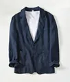 Nahaufnahme eines dunkelblauen Leinen-Baumwoll-Blazers mit weißem T-Shirt für den Alltag - S / Oberteile / Marineblau