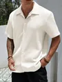 Vista macro dettagliata della trama a nido d'ape sulla camicia estiva da uomo crema - Taglia S / Top / Bianco avorio