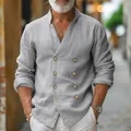Gros plan sur une chemise grise en coton et lin pour homme avec col officier croisé - S / Hauts / Gris clair