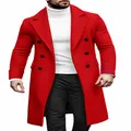 Primer plano de abrigo de lana rojo para hombre con doble botonadura y solapa clásica. - Rojo