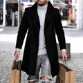Détail d'un manteau en laine noir mi-long pour homme avec large col et boutons - S / Hauts / Noir