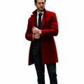 Vista detallada del abrigo de lana rojo brillante para hombre de largo medio - Granate