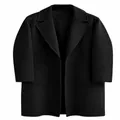 Vista dettagliata di un cappotto in lana nero a media lunghezza con ampi revers e tasche - Taglia M / Top / Nero