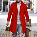 Detailansicht eines roten Herren-Wollmantels mit breitem Revers und Einreiher-Design. - Rot