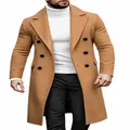 Detalle de abrigo de lana de hombre camel con doble botonadura y estilo británico de negocios. - Caqui