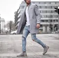 Vue détaillée du style de rue d'un homme en manteau de laine gris et un jean bleu - S / Hauts / Gris