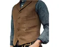 Detailansicht der braunen Fischgräten-Tweedweste für Herren mit eleganter Knopfleiste - S / Oberteile / Khaki