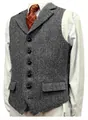 Détail d'un gilet en tweed gris à chevrons pour hommes avec revers cranté boutonné. - Gris clair