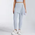 Detailweergave van de lichtblauwe yoga-legging met hoge taille en afneembare wikkelrok. - S / Bottoms / Windmolenblauw