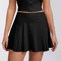 Primer plano de falda deportiva plisada negra que muestra la textura del tejido seco. - S / Bottoms / Negro Premium