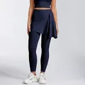 Detailansicht der dunkelblauen Yoga-Leggings mit asymmetrischem Rock-Overlay-Design - Marineblau