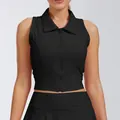 Detalle frontal de un top de tenis negro sin mangas con cuello polo y cremallera - S / Tops / Negro Premium