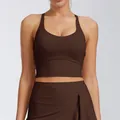 Détail d'un soutien-gorge de yoga marron café avec coussinets et jupe de sport assortie - Café Foncé