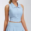 Primer plano de un top de tenis sin mangas azul claro con cuello de solapa y cremallera. - S / Tops / Azul cielo
