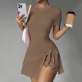 Robe de tennis de yoga marron ajustée avec manches courtes et détail de nœud à la taille - Marron