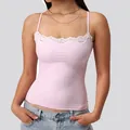 Sexy nauwsluitende roze dames camisole met een delicate witte kanten rand aan de hals - XS / Tops / Roze