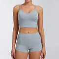 Tweeledig sneldrogend yoga-setje met sportbeha en korte broek in lichtblauw - S / Top En Bottom / Lichtgrijs