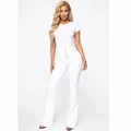 Vista completa de una modelo profesional con vaqueros de campana blancos de talle alto. - S / Bottoms / Blanco