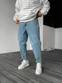 Jean en denim bleu clair pour homme, coupe droite décontractée, avec baskets blanches - 34 / Bleu