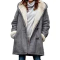 Detalle de abrigo gris con capucha para mujer con forro polar y botones de trenca - S / Tops / Gris