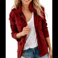 Detalle de chaqueta utility color vino para mujer con múltiples bolsillos y cremallera - S / Tops / Burdeos