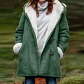 Cappotto da donna verde scuro con cappuccio, fodera in pile e bottoni in corno - Verde erba
