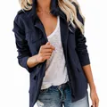 Vista detallada de la chaqueta utilitaria azul marino para mujer con bolsillos y cremallera - S / Tops / Azul marino