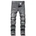 Dettaglio dei jeans in denim grigio slim fit con molteplici strappi sulle ginocchia - Grigio