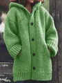 Vue détaillée d'un gilet vert à capuche en grosse maille avec de gros boutons noirs - S / Hauts / Vert