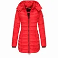 Vorderansicht einer leuchtend roten mittellangen Steppjacke mit Kapuze für Damen - Rot