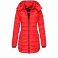 Vorderansicht einer leuchtend roten mittellangen Steppjacke mit Kapuze für Damen - Rot