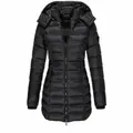 Vista frontale di un piumino lungo nero da donna con cappuccio e trapuntatura - Taglia S / Top / Nero