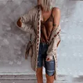 Detail eines mittellangen Kapuzenstrickmantels mit Kontrastpatches und Destroyed-Jeans. - S / Oberteile / Braun