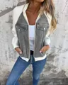 Dettaglio ravvicinato di una giacca di jeans da donna con pannelli grigi e crema - Grigio