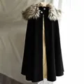 Vista dettagliata del mantello nero del Rinascimento medievale con lussuoso collo in pelliccia - Taglia S / Top / Nero