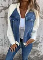 Dettaglio di una giacca patchwork in denim con maniche in maglia color crema trendy - Blu